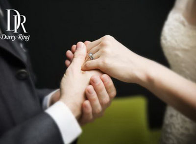 翡翠结了婚的女人戒指带哪只手 因为无名指具有订婚或者是已婚的寓意